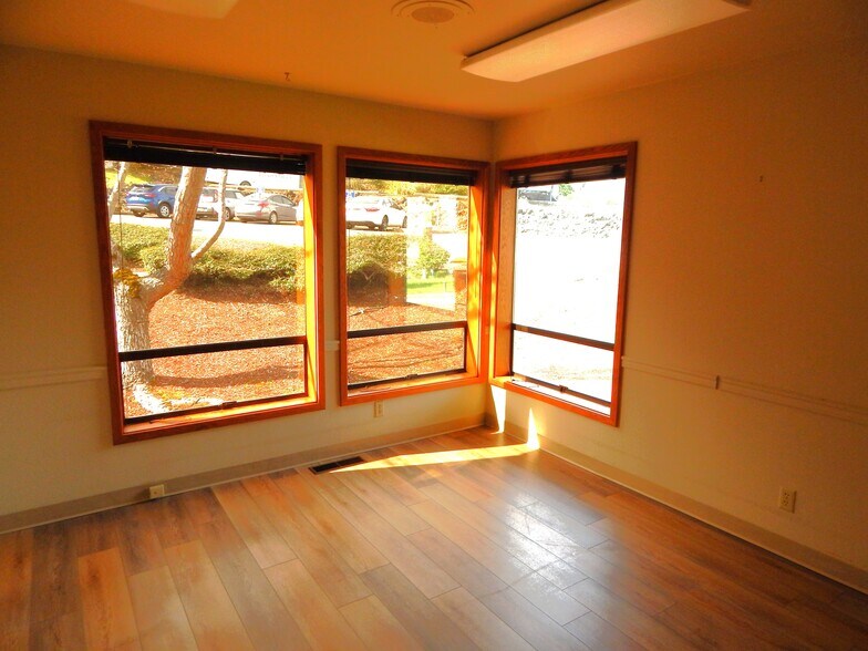More Photos Of 272 Medical Loop, Roseburg Office For Sale