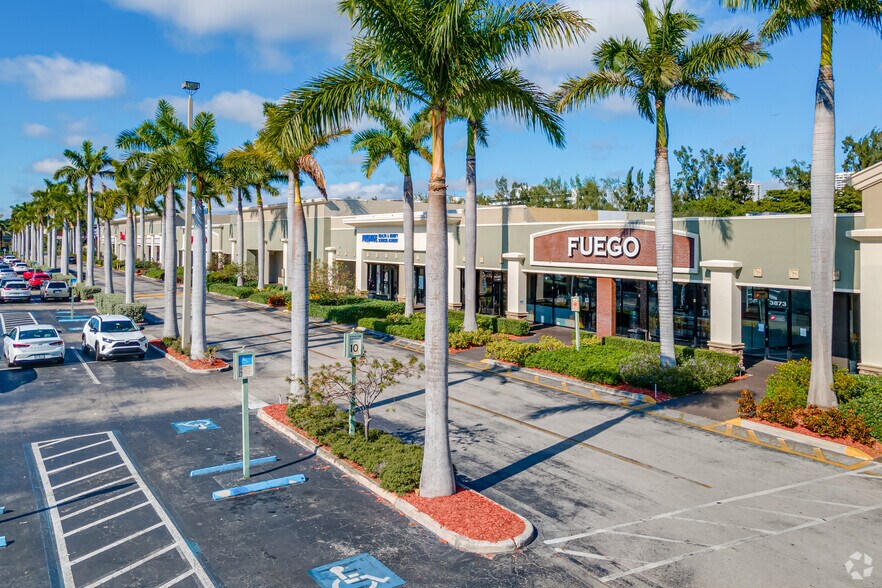 More Photos Of 3569-3885 NE 163rd St, North Miami Beach General Retail For Lease