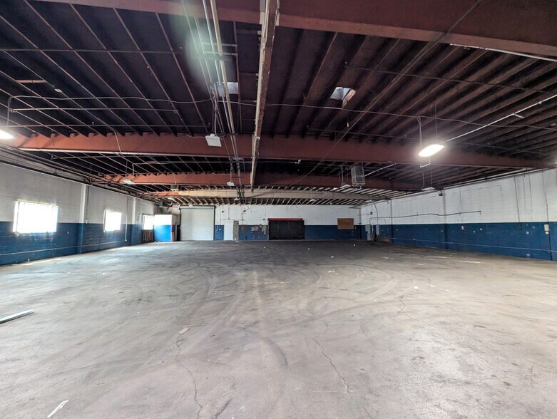 More Photos Of 11619 Pendleton St, Sun Valley Warehouse For Lease
