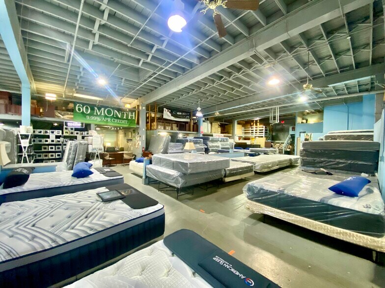 More Photos Of 1621-1637 SE Hawthorne Blvd, Portland Storefront For Sale