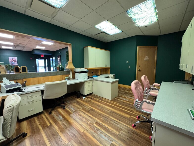 More Photos Of 3715-3733 N Business Dr, Fayetteville Medical For Lease