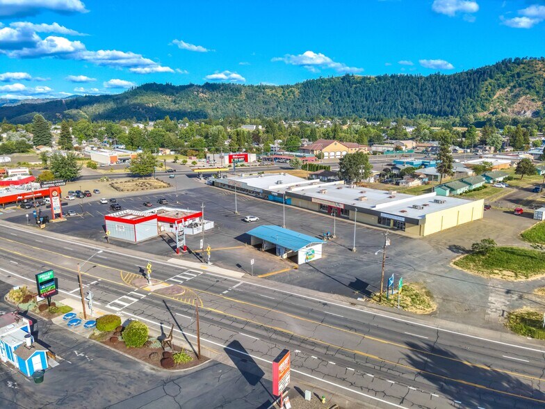 More Photos Of 120 SW Douglas Blvd, Winston Supermarket For Lease