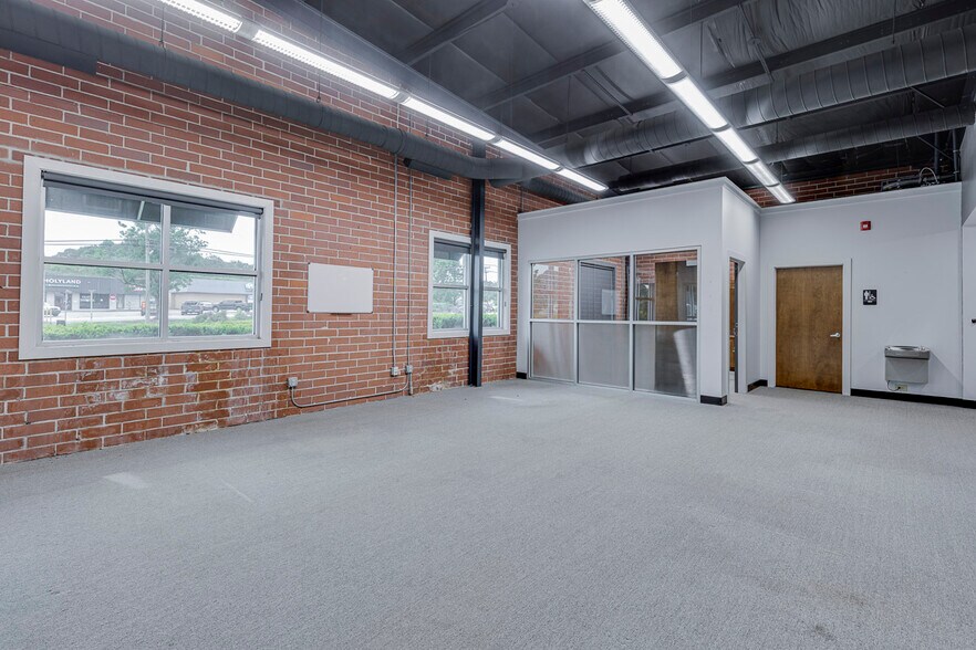 More Photos Of 211 N Pleasantburg Dr, Greenville Light Manufacturing For Sale