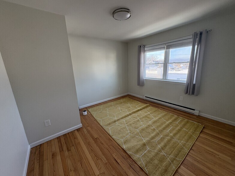 More Photos Of 9 Esther St, Throop Specialty For Lease