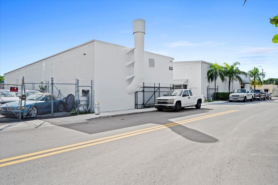 More Photos Of 4010 Miller Ave, West Palm Beach Light Distribution For Sale