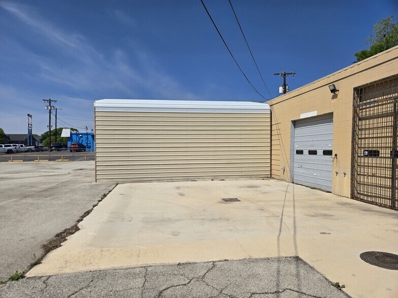 More Photos Of 203 Corinne Dr, San Antonio Auto Repair For Lease