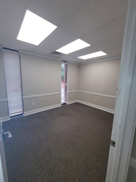 More Photos Of 2013 Devonshire Dr, Columbus Office For Lease
