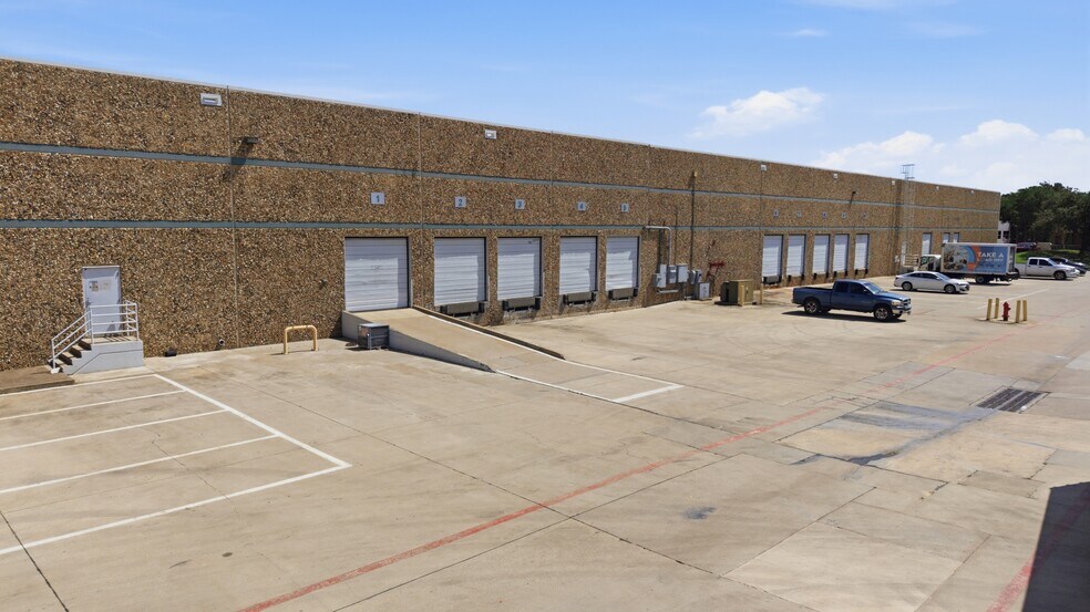 More Photos Of 13755-13775 Benchmark Dr, Farmers Branch Warehouse For Lease