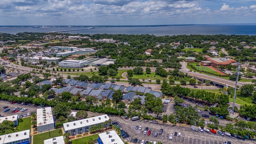 More Photos Of 913 Gulf Breeze Pky, Gulf Breeze General Retail For Sale