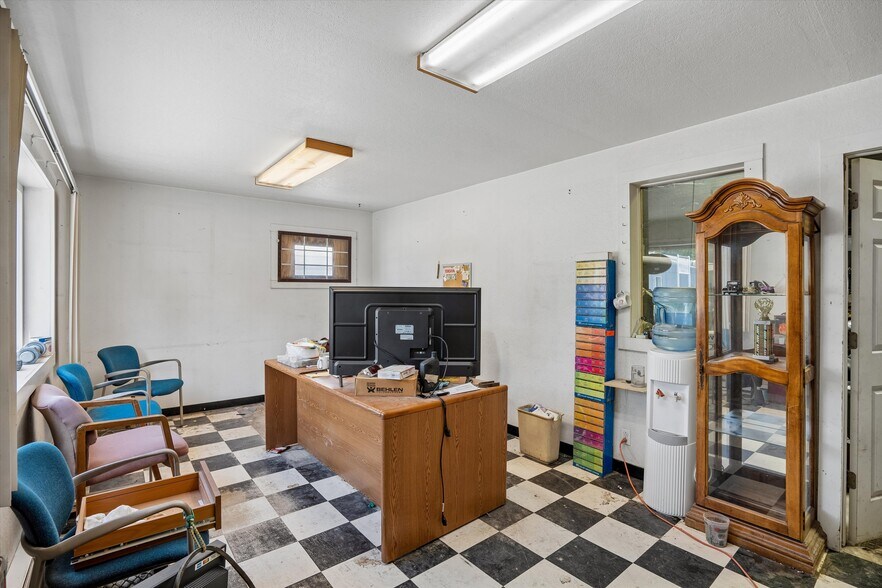 More Photos Of 215 S Division St, Stuart Warehouse For Sale