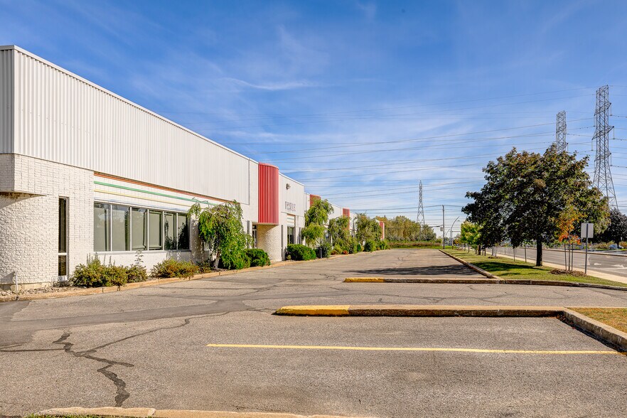 More Photos Of 3505-3541 Boul Le Corbusier, Laval Warehouse For Lease