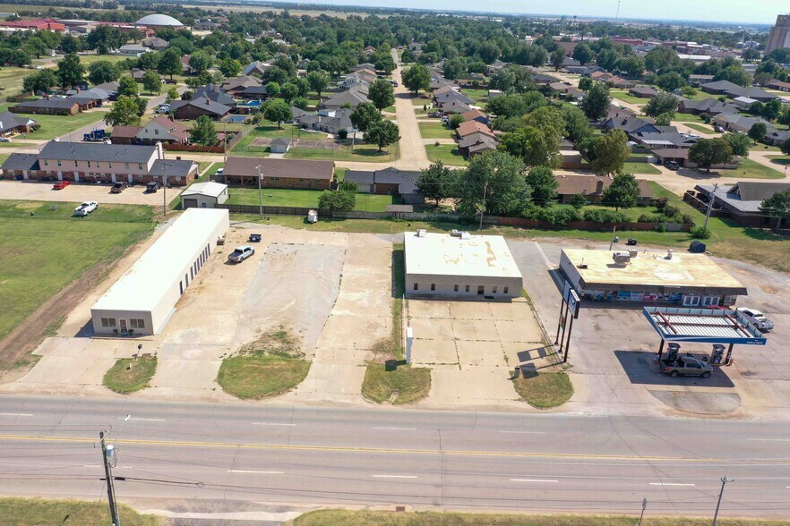 More Photos Of 400 E Jack Choate Ave, Hennessey Office For Sale