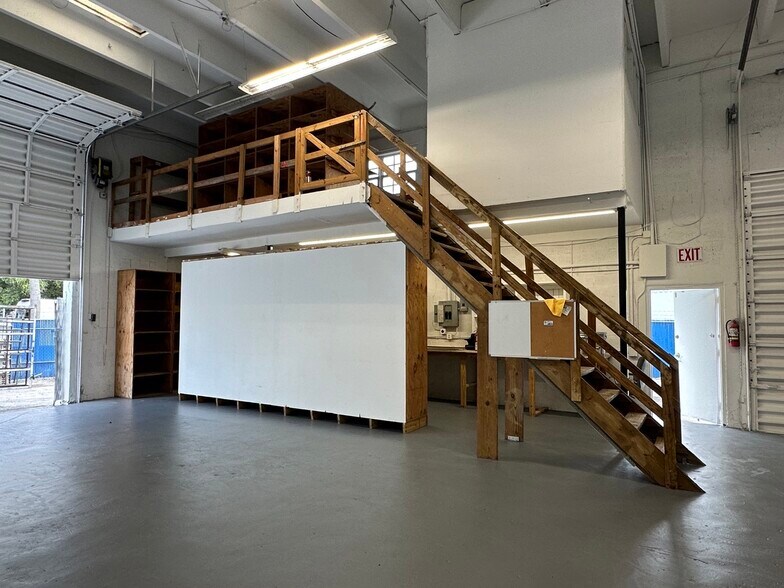 More Photos Of 5751 Dawson St, Hollywood Warehouse For Lease