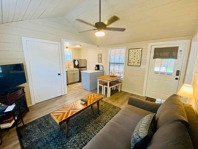 More Photos Of 104 Scudder Ln, Wimberley Hotel For Sale