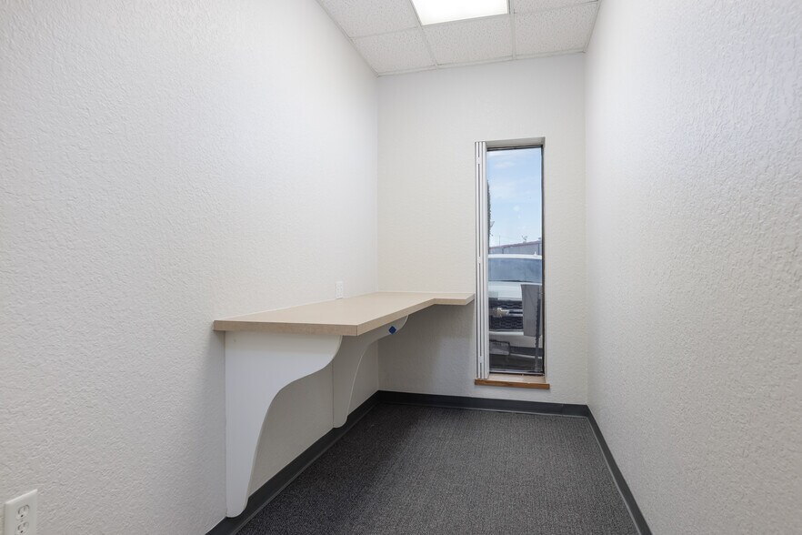 More Photos Of 12150 Valliant St, San Antonio Light Manufacturing For Lease