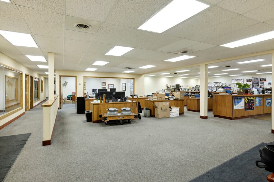 More Photos Of 2500 NE Kennedy St, Minneapolis Warehouse For Sale