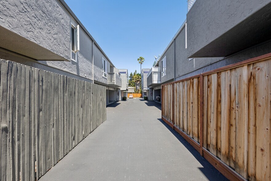 More Photos Of 1411 Oxford St, Redwood City Apartments For Sale