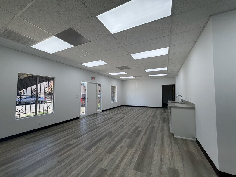 More Photos Of 15825 Stagg St, Van Nuys Warehouse For Lease