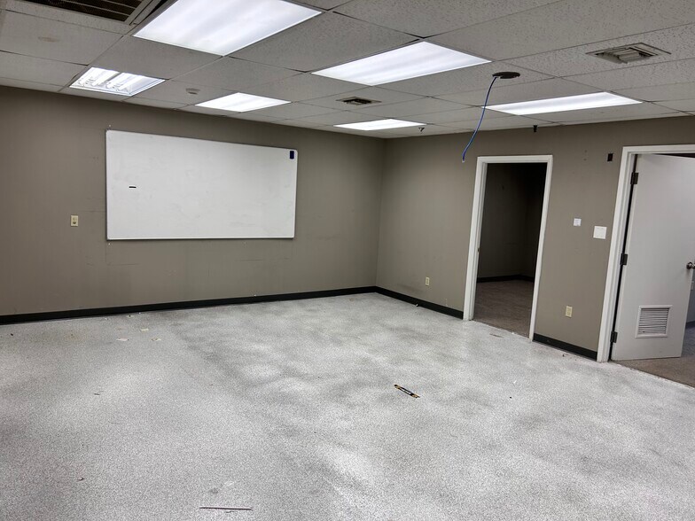 More Photos Of 526-540 Enterprise Dr, Erlanger Light Manufacturing For Lease