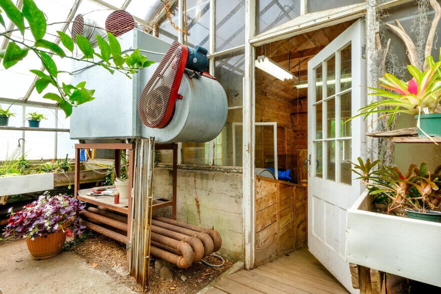 More Photos Of 265 Main St, Delhi Garden Center For Sale