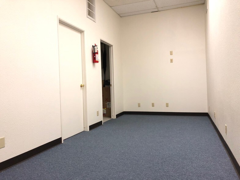 More Photos Of 913 Alene Ave, Ridgecrest Office For Lease