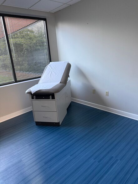 More Photos Of 812 Moorefield Park Dr, Richmond Office For Lease