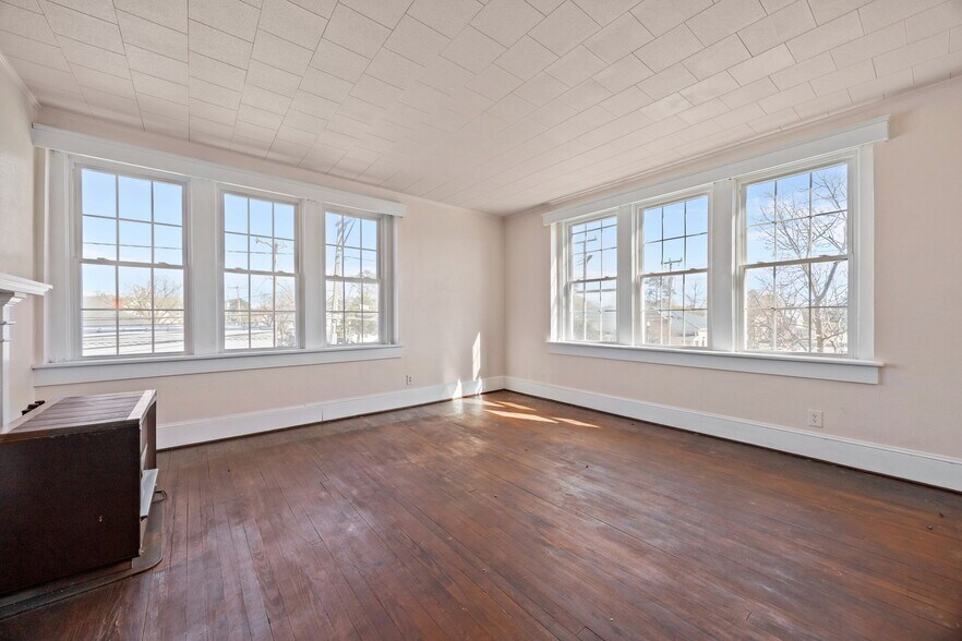 More Photos Of 101 Broad St, Columbia Flex For Sale