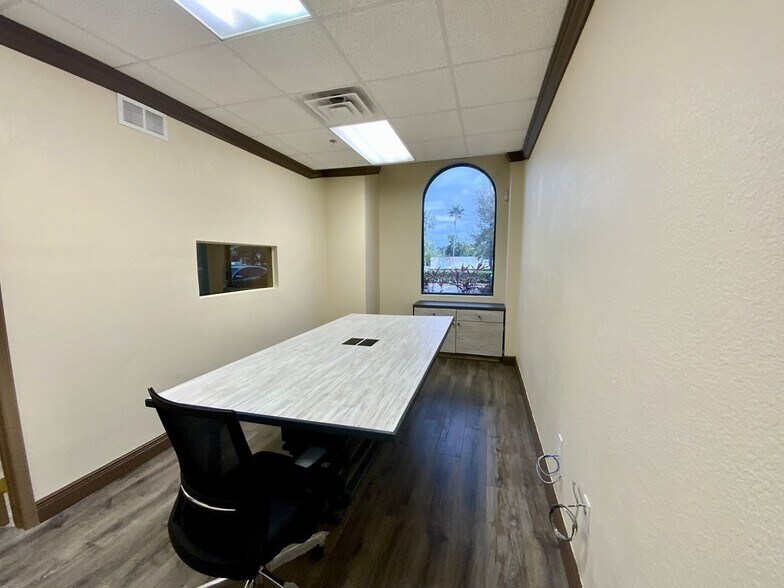 More Photos Of 7075 Kingspointe Pky, Orlando Showroom For Lease