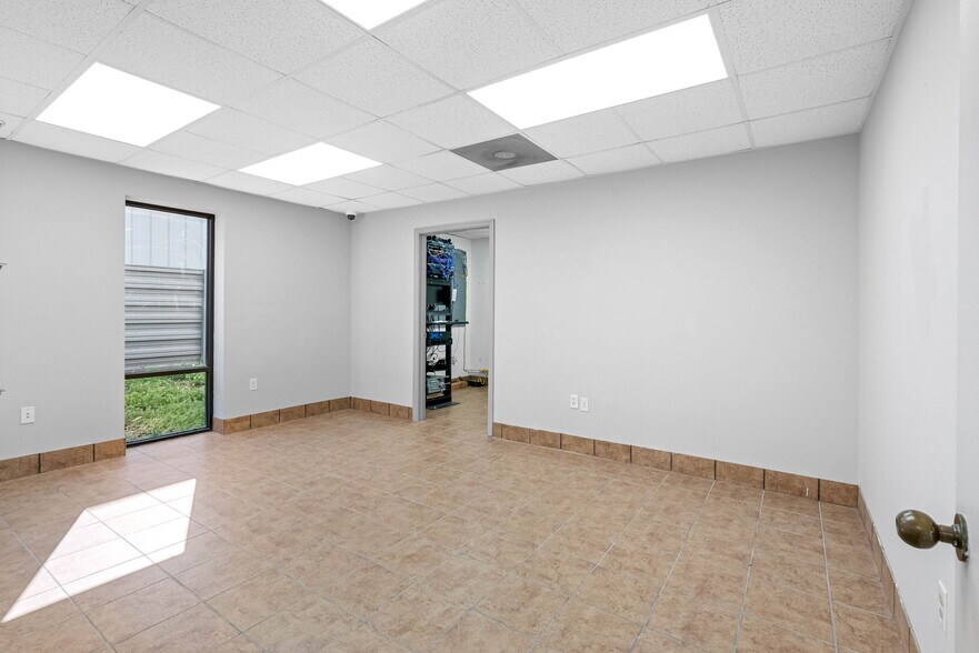 More Photos Of 4412 W Osborne Ave, Tampa Light Distribution For Lease