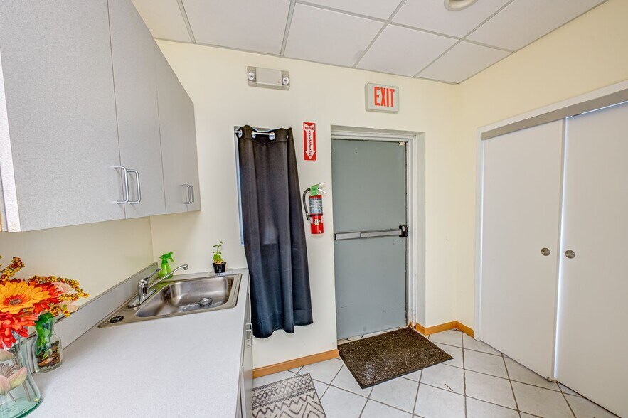 More Photos Of 837 Old Country Rd, Westbury Office For Sale