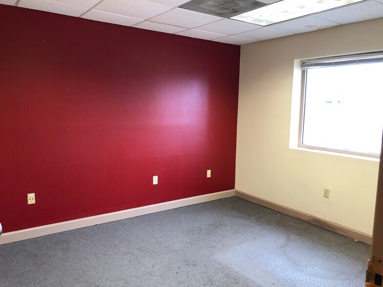 More Photos Of 355 Distribution Dr, Madison Distribution For Lease