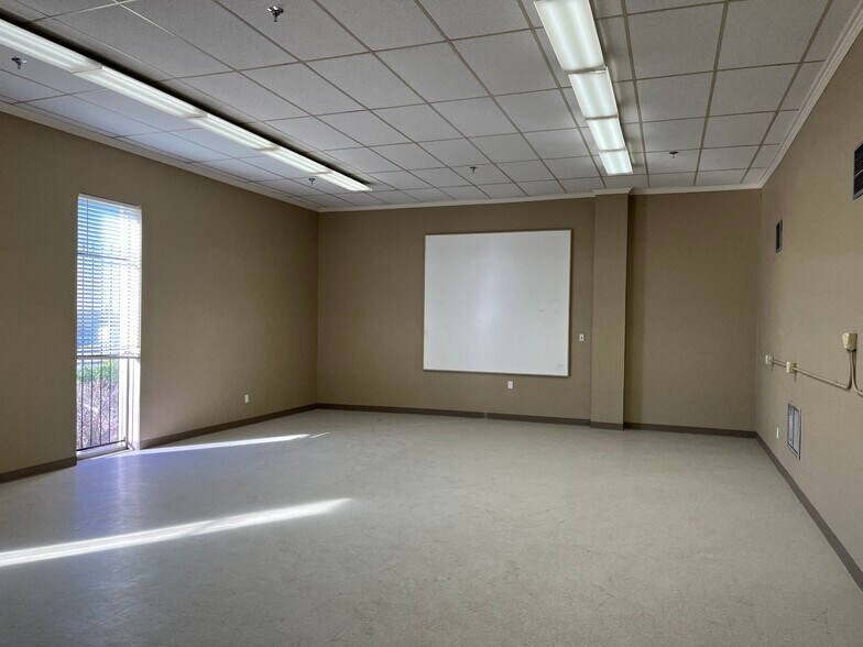 More Photos Of 3324 N I-35 Service Rd, Oklahoma City Distribution For Sale