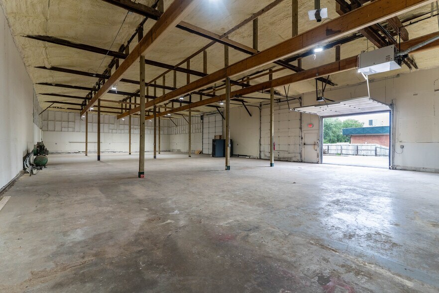 More Photos Of 415 S Kansas Ave, Olathe Warehouse For Lease