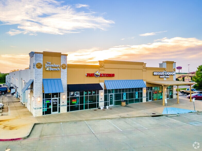 More Photos Of 2916 N US Highway 75, Sherman Storefront For Lease