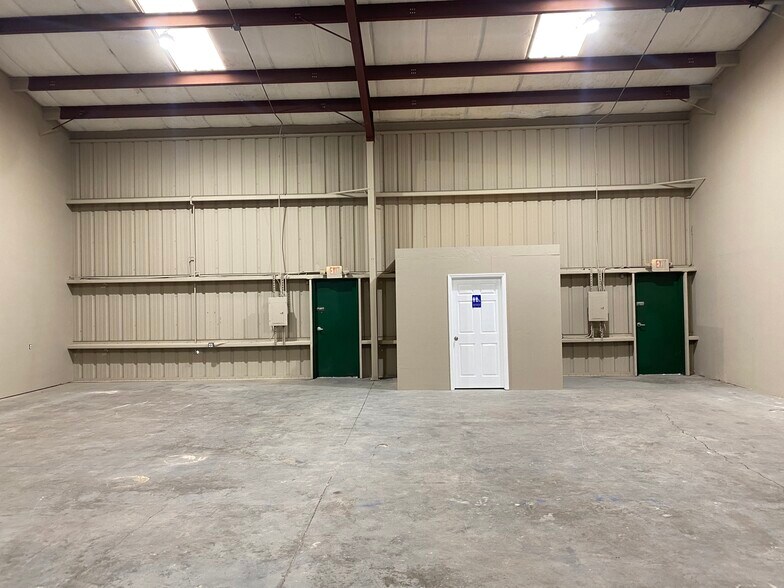 More Photos Of 743 Wesley Ave, Tarpon Springs Warehouse For Lease