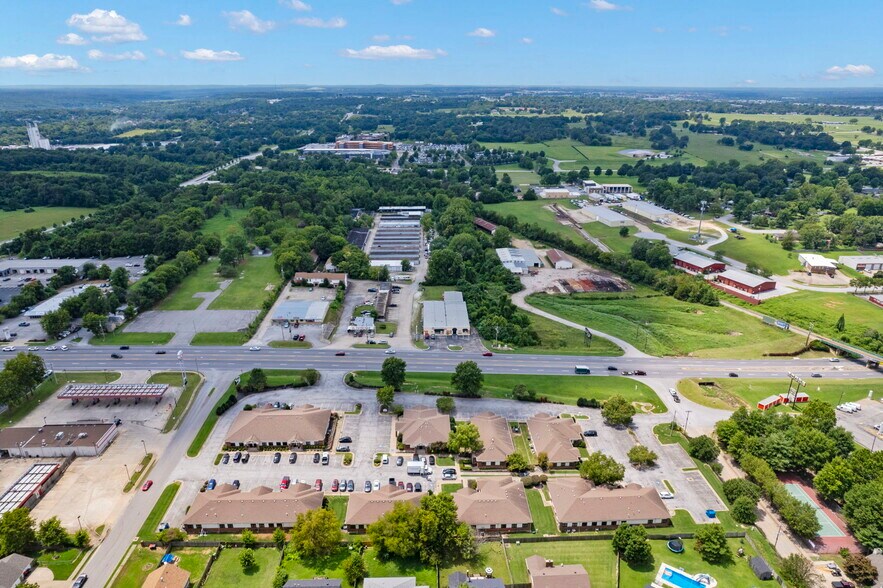 More Photos Of 3291 S Thompson St, Springdale Unknown For Lease