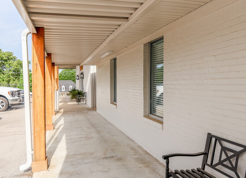 More Photos Of 2889 S Lamar Blvd, Oxford Flex For Sale