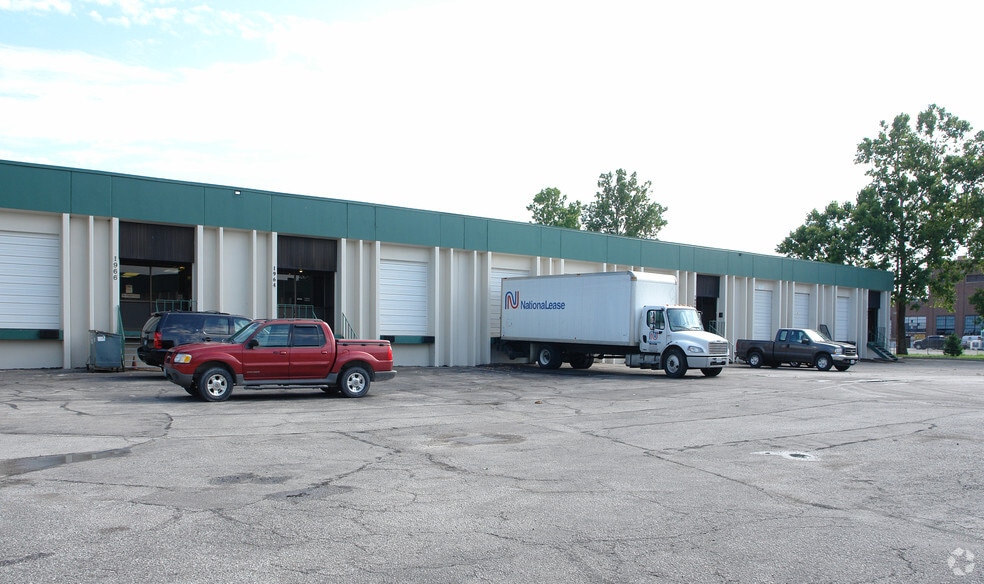 More Photos Of 1952-1986 Linn St, North Kansas City Warehouse For Lease