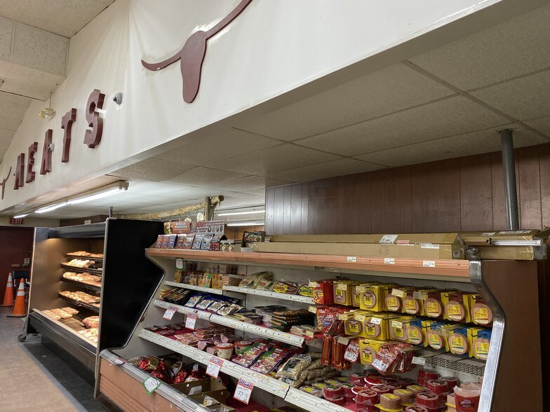 More Photos Of 139 W Craig St, Craigsville Supermarket For Sale