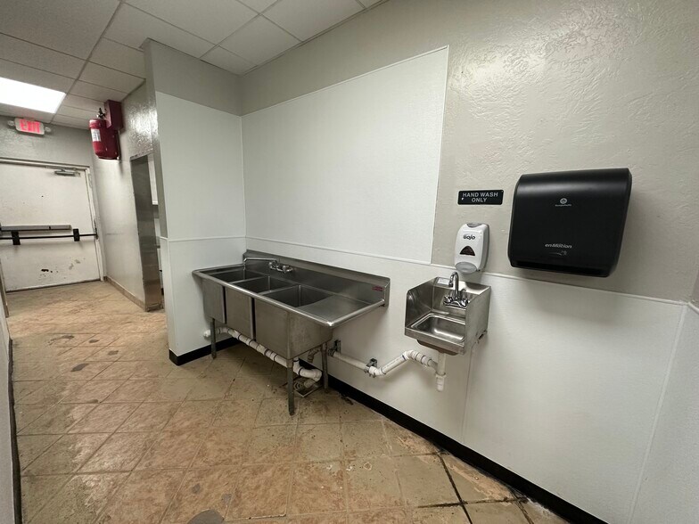 More Photos Of 7820 Fulton St, Houston Restaurant For Sale