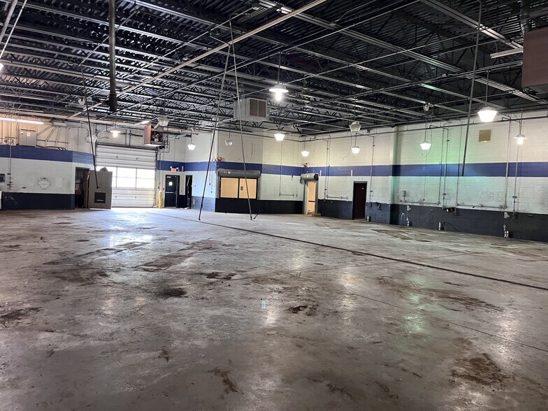 More Photos Of 1500 Robinson Center Dr, Pittsburgh Auto Repair For Lease