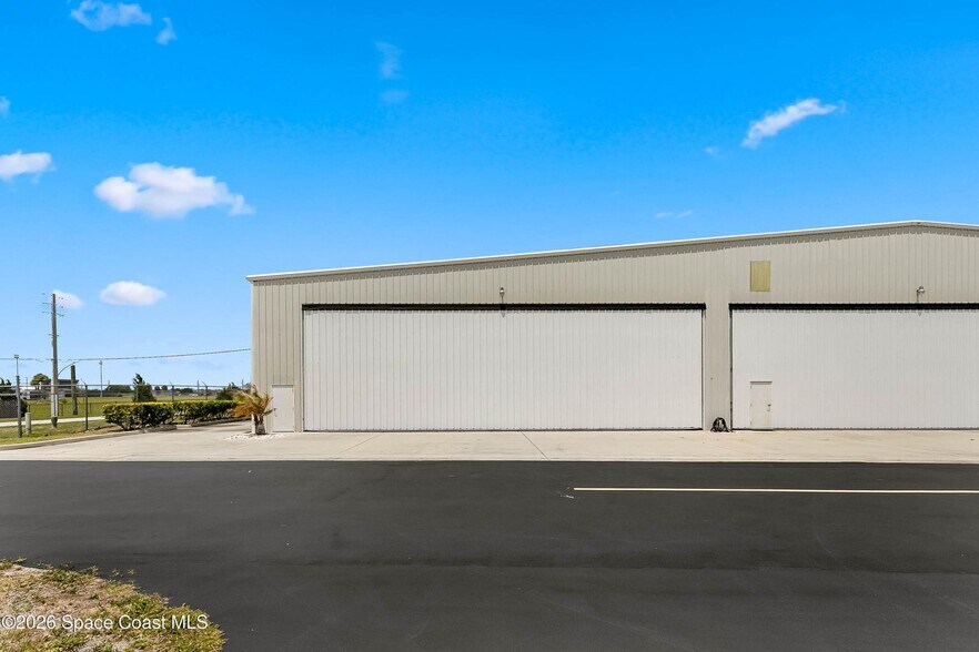 More Photos Of 805 Tower Access Rd, Melbourne Airplane Hangar For Sale