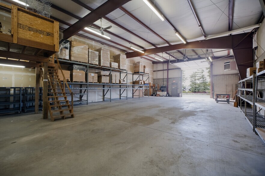 More Photos Of 5237 Commerce Cir, Indianapolis Warehouse For Sale