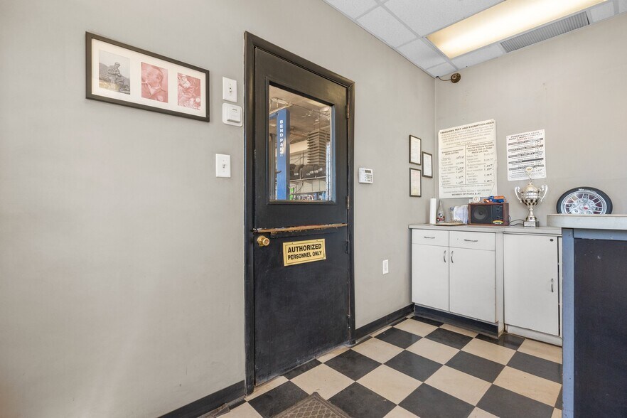 More Photos Of 2304 Huntingdon Pike, Huntingdon Valley Auto Repair For Sale