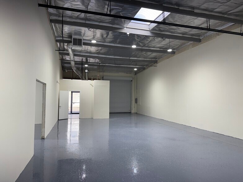 More Photos Of 7020 Hayvenhurst Ave, Van Nuys Showroom For Lease