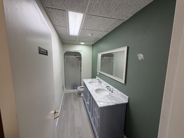 More Photos Of 10061 Amberwood Rd, Fort Myers Flex For Lease