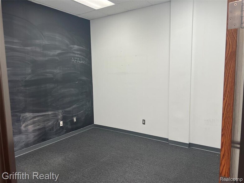 More Photos Of 5840-5936 Sterling Dr, Howell Flex For Lease