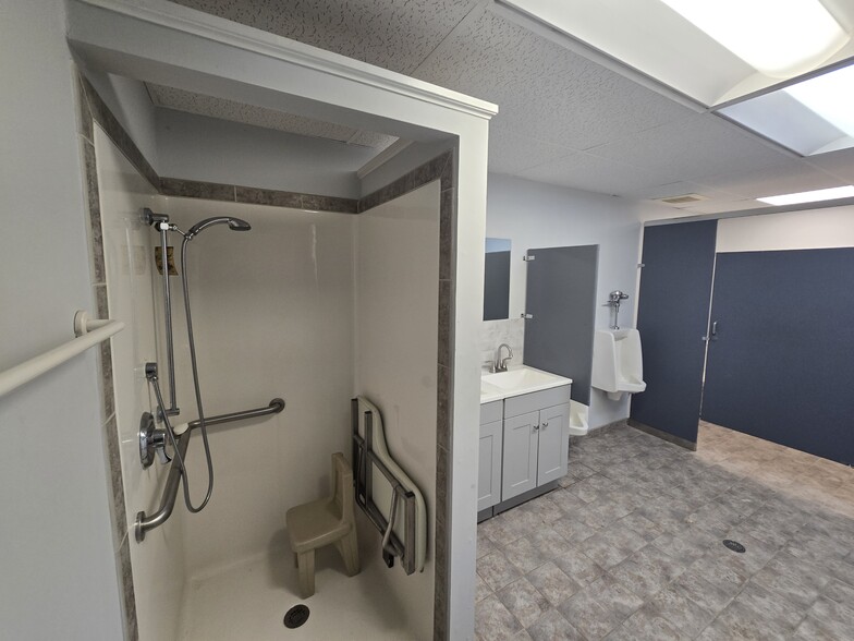 More Photos Of 14 Park Dr, Franklin Warehouse For Lease