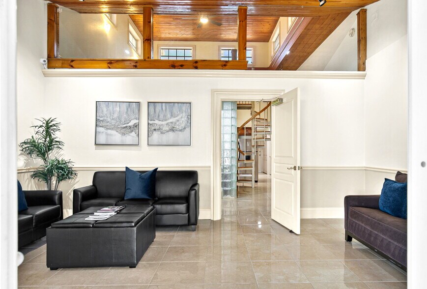 More Photos Of 525 8th St W, Bradenton Office For Sale