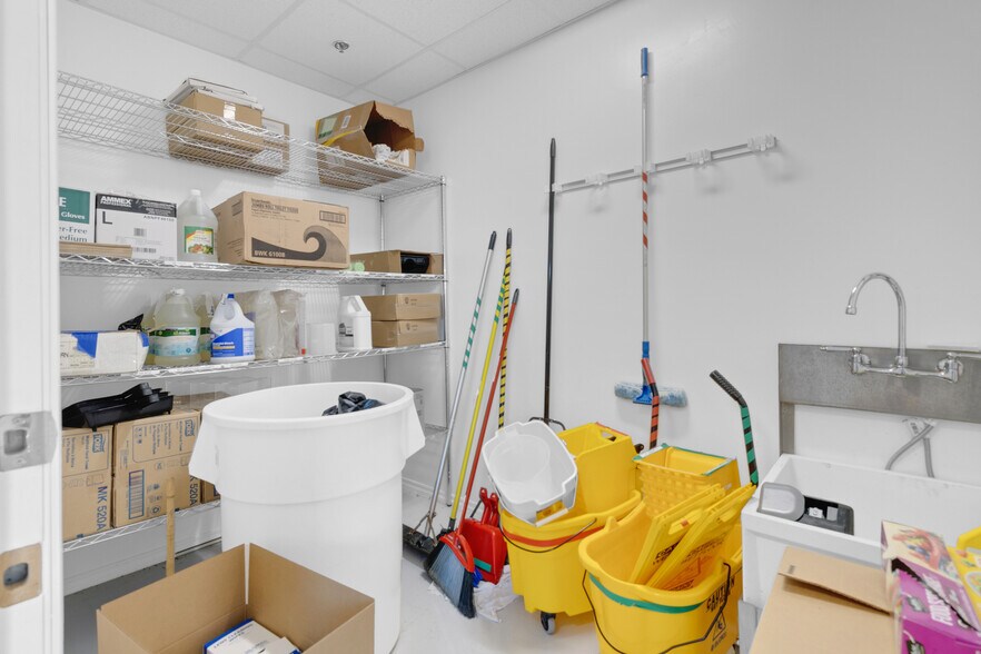 More Photos Of 991 Industrial Way, King City Warehouse For Lease